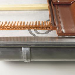 Klöber Traufenlüftungskamm braun 3