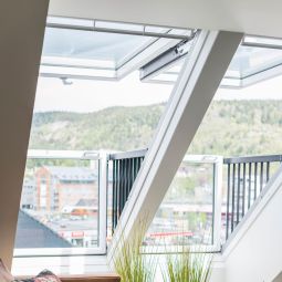 VELUX GDL Balkon Holz/Kiefer weiß lackiert ENERGIE PLUS Dachfenster 3-fach Niedrig-Energie-Verglasung
