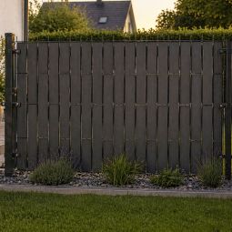 Sichtschutzstreifen vertikal anthrazit mit Klemmschienen Einstabmattenzaun Zaunfolie 720 g/qm Gewicht, Rollenlänge: 35 m, Höhe: 4,75 cm, Schienen: 70 Stück