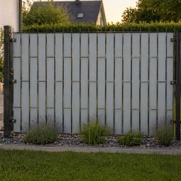 Sichtschutzstreifen vertikal grau mit Klemmschienen Einstabmattenzaun Zaunfolie 720 g/qm Gewicht, Rollenlänge: 35 m, Höhe: 4,75 cm, Schienen: 70 Stück