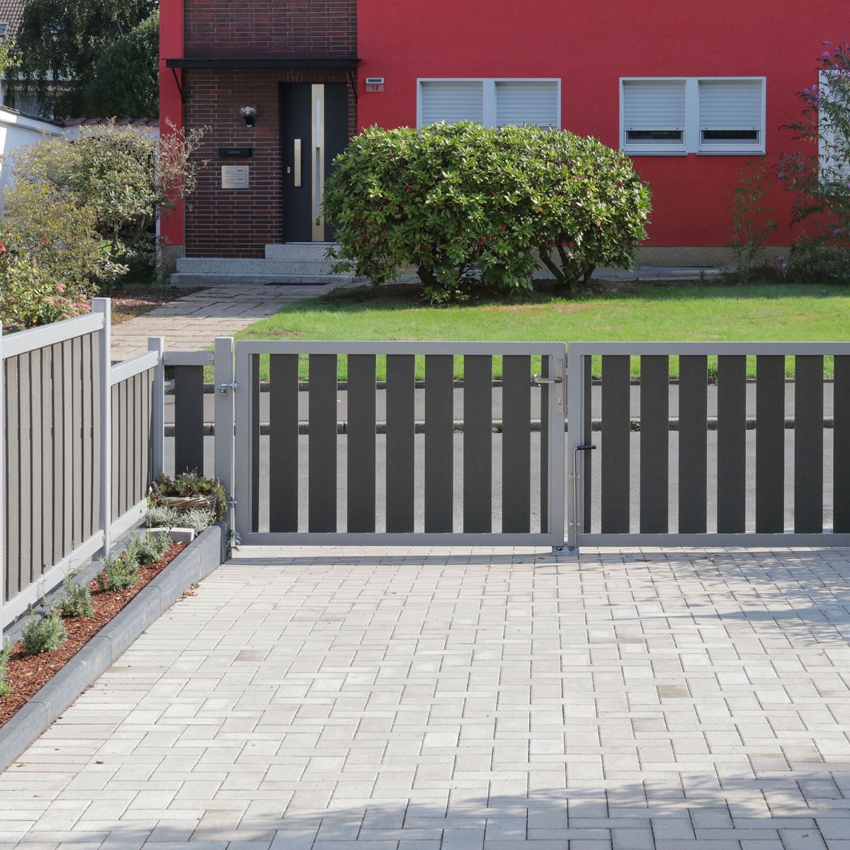 TraumGarten Gartenzaun RAJA WPC ALU XL Doppeltor auf Maß Anthrazit