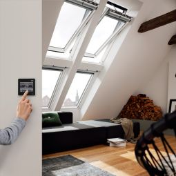 VELUX Solar Dachfenster GGL 207030 Holz THERMO weiß Fenster 2-fach Standard-Verglasung, inkl. Funk-Wandschalter