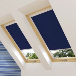 RoofLITE Sichtschutzrollo RHR Uni Blau 4312 manuelle Bedienung, geeignet für Dachfenster von RoofLITE und VELUX